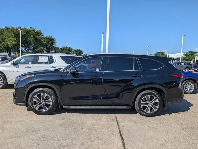 used 2022 Toyota Highlander car, priced at $33,400