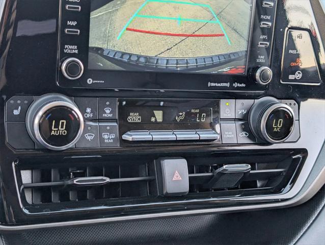 used 2022 Toyota Highlander car, priced at $33,400
