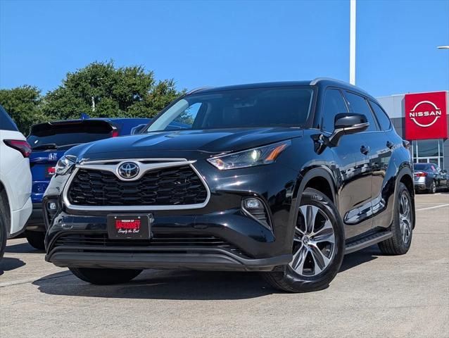 used 2022 Toyota Highlander car, priced at $33,400
