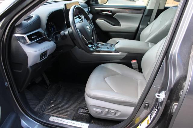 used 2021 Toyota Highlander Hybrid car, priced at $31,999