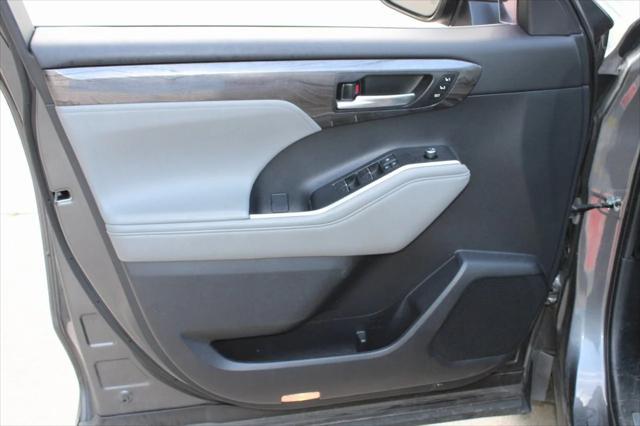 used 2021 Toyota Highlander Hybrid car, priced at $31,999