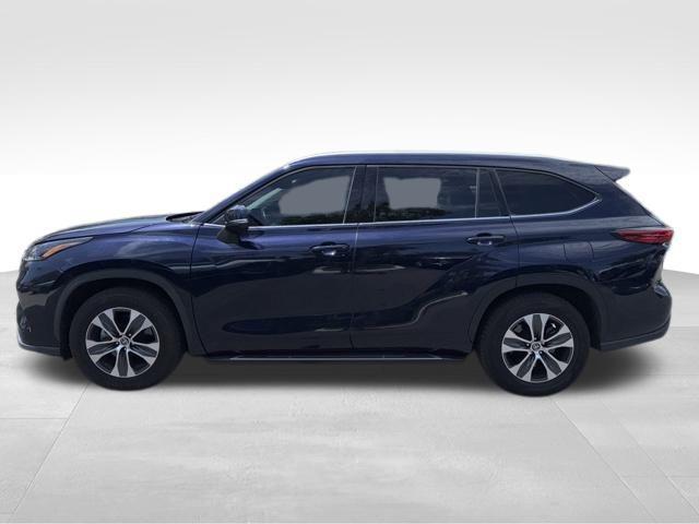 used 2022 Toyota Highlander car, priced at $24,998