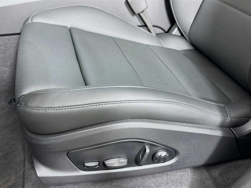 new 2025 Porsche Macan car, priced at $113,575