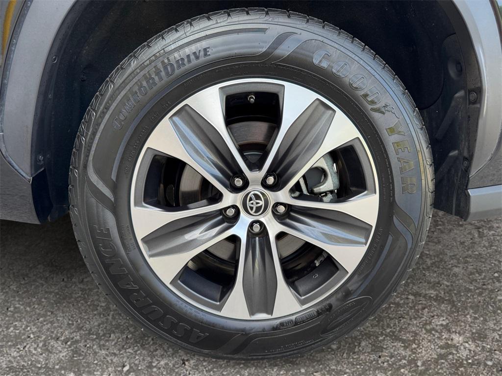 used 2021 Toyota Highlander Hybrid car, priced at $28,177