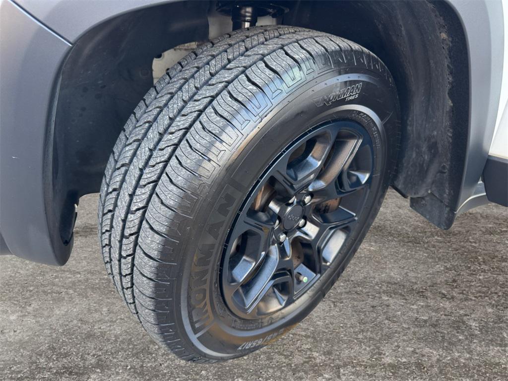 used 2020 Jeep Cherokee car, priced at $21,183
