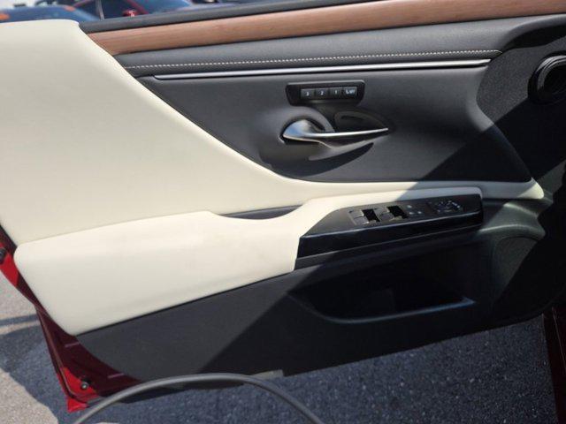 new 2025 Lexus ES 300h car, priced at $50,721