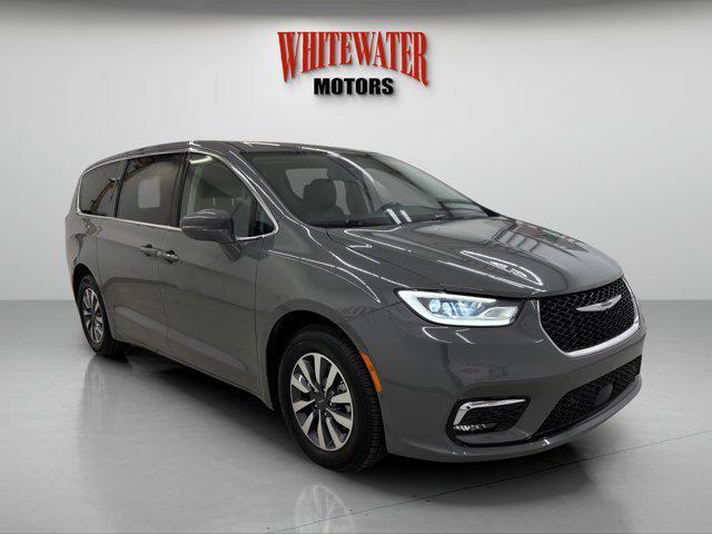 used 2022 Chrysler Pacifica Hybrid car, priced at $26,995