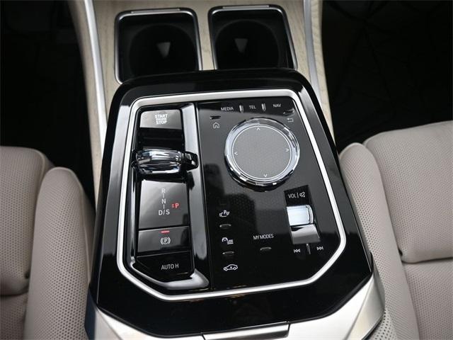 new 2025 BMW 760 car, priced at $131,730