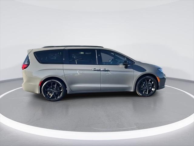 new 2025 Chrysler Pacifica car