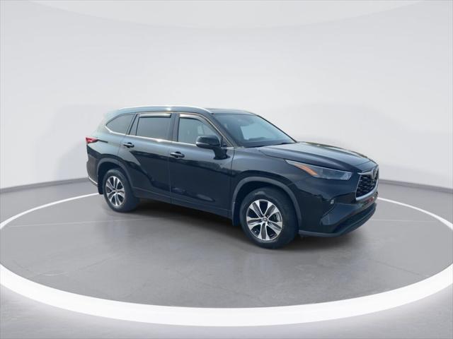 used 2022 Toyota Highlander car, priced at $39,995