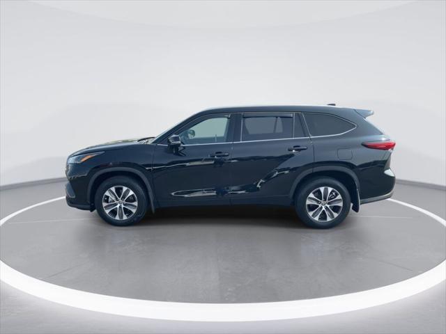used 2022 Toyota Highlander car, priced at $39,995