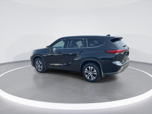 used 2022 Toyota Highlander car, priced at $39,995