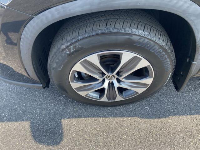 used 2022 Toyota Highlander car, priced at $39,995