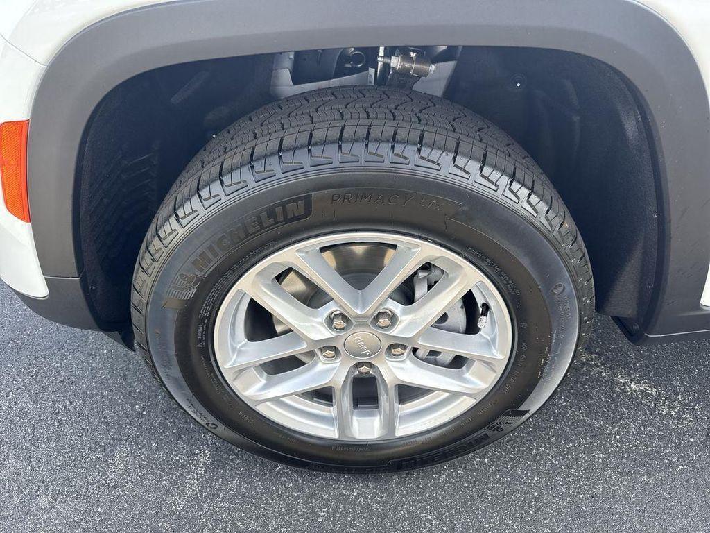 new 2025 Jeep Grand Cherokee car, priced at $39,989