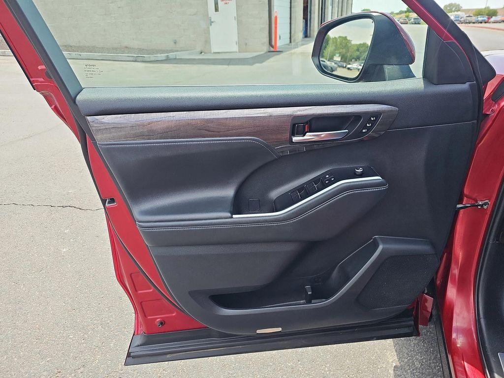 used 2022 Toyota Highlander car, priced at $37,497