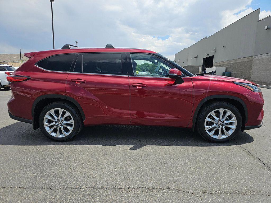 used 2022 Toyota Highlander car, priced at $37,497
