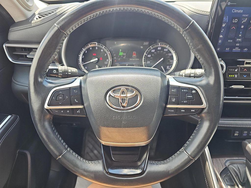 used 2022 Toyota Highlander car, priced at $37,497