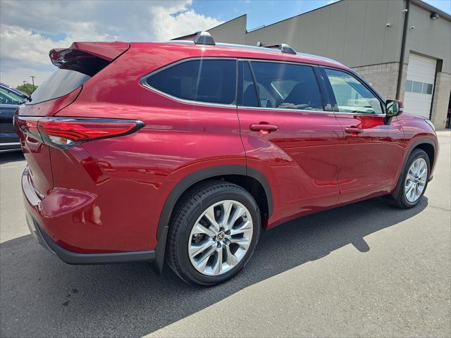 used 2022 Toyota Highlander car, priced at $38,499