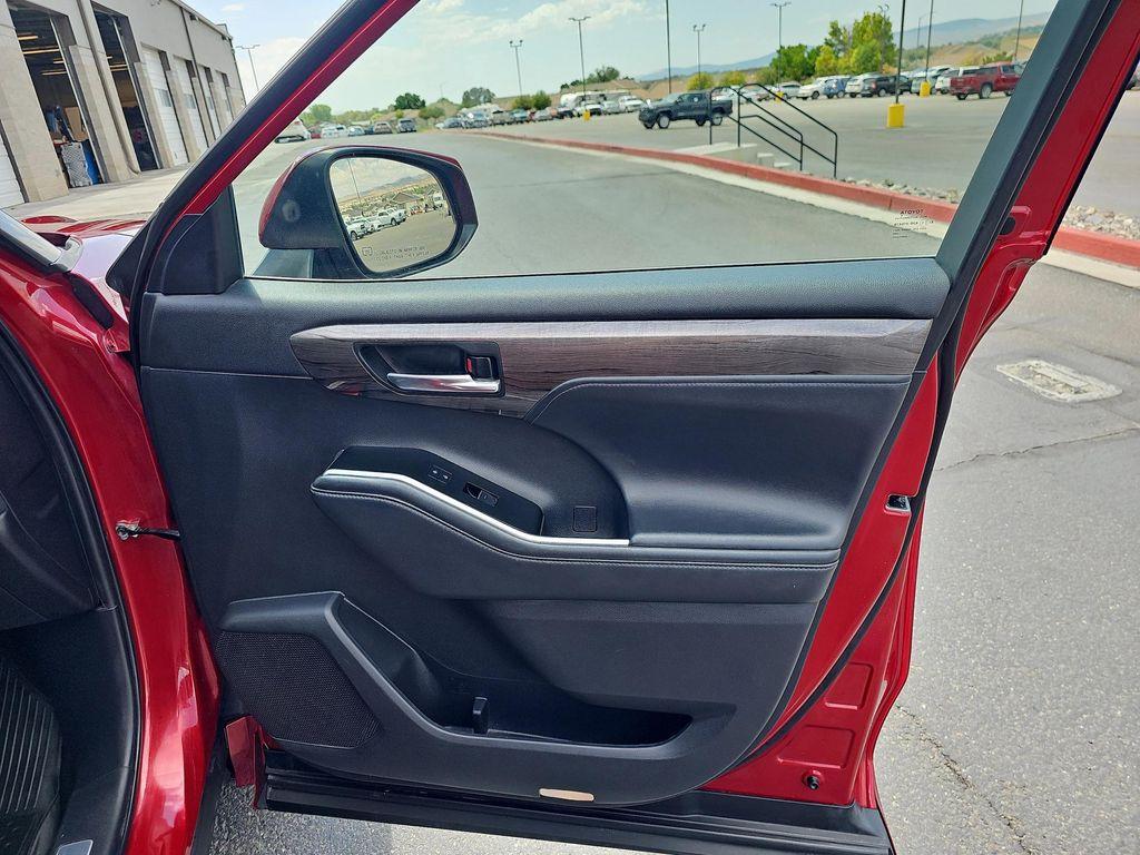used 2022 Toyota Highlander car, priced at $37,497