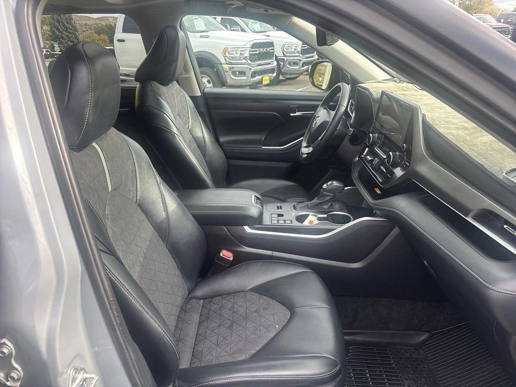 used 2024 Toyota Highlander Hybrid car, priced at $46,998