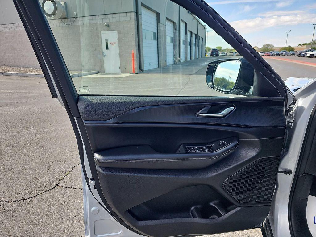 used 2024 Jeep Grand Cherokee car, priced at $33,999