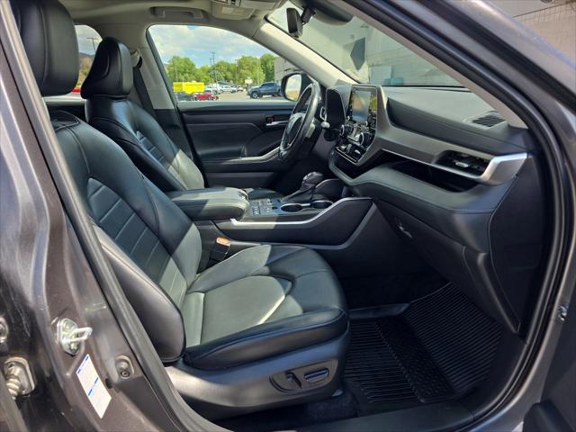 used 2022 Toyota Highlander car, priced at $34,499