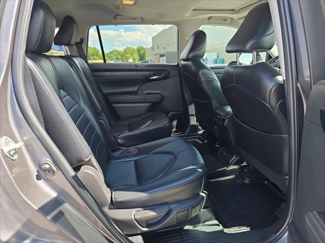 used 2022 Toyota Highlander car, priced at $34,499