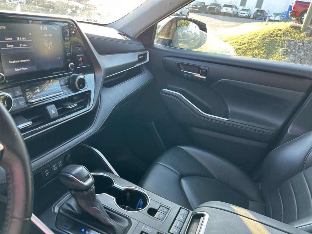 used 2022 Toyota Highlander car, priced at $33,987
