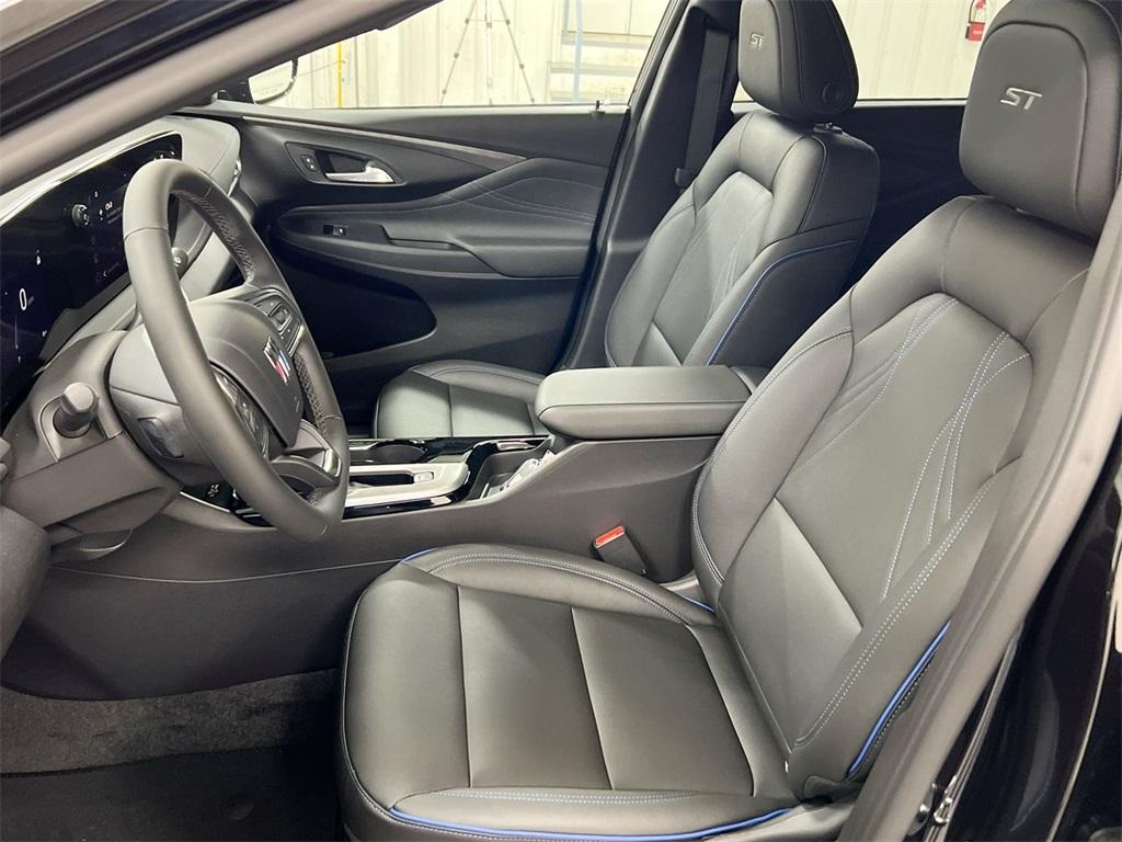 new 2025 Buick Envista car, priced at $27,189