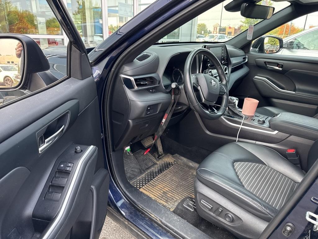 used 2021 Toyota Highlander car, priced at $32,587