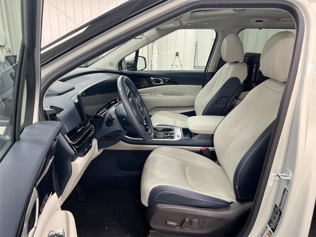 used 2025 Kia Carnival car, priced at $44,987