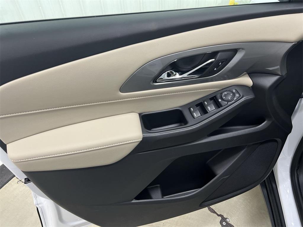 used 2023 Chevrolet Traverse car, priced at $27,587