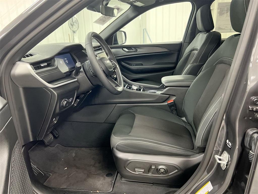 used 2025 Jeep Grand Cherokee car, priced at $36,987