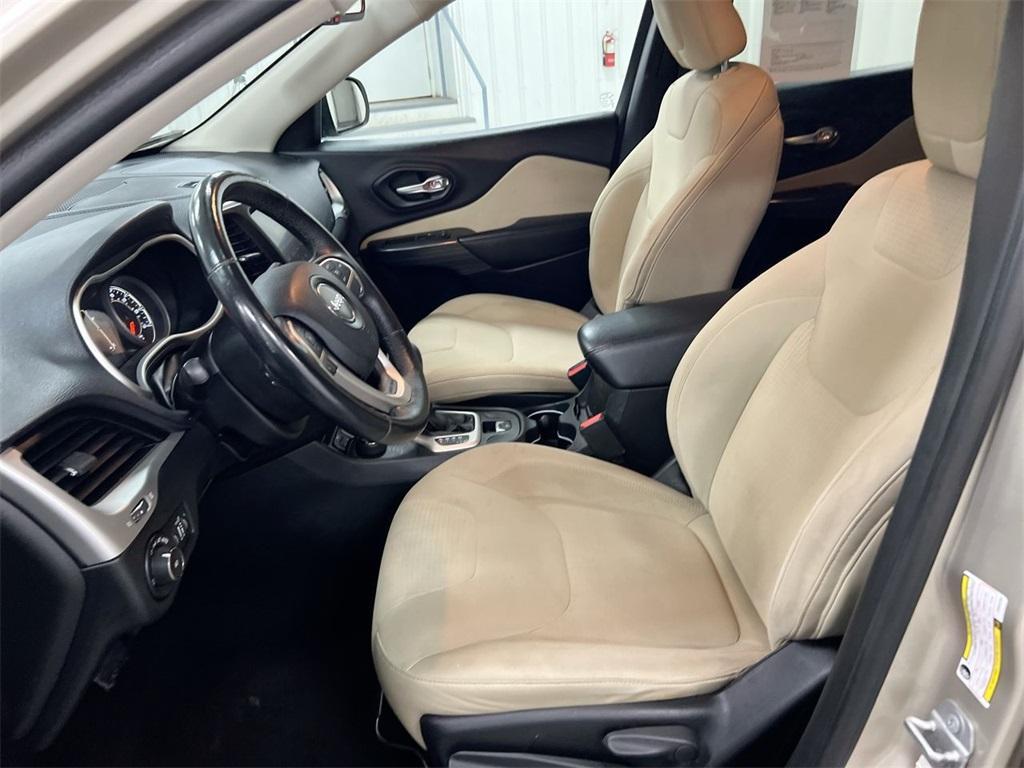 used 2015 Jeep Cherokee car, priced at $5,600