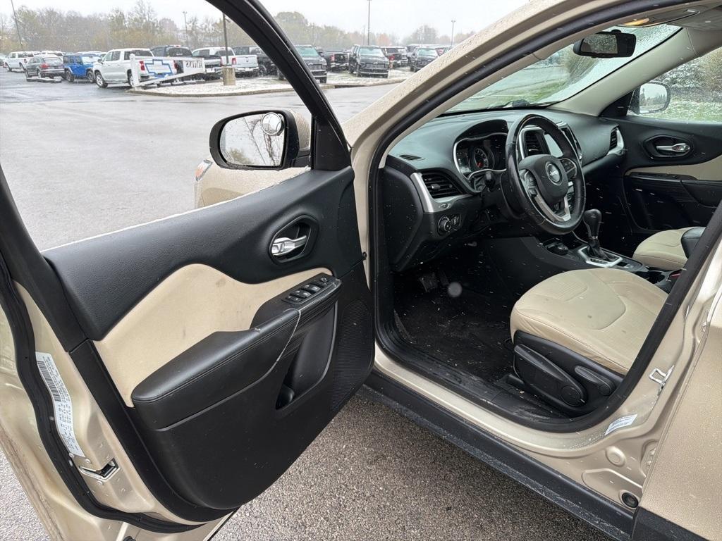 used 2015 Jeep Cherokee car, priced at $5,900