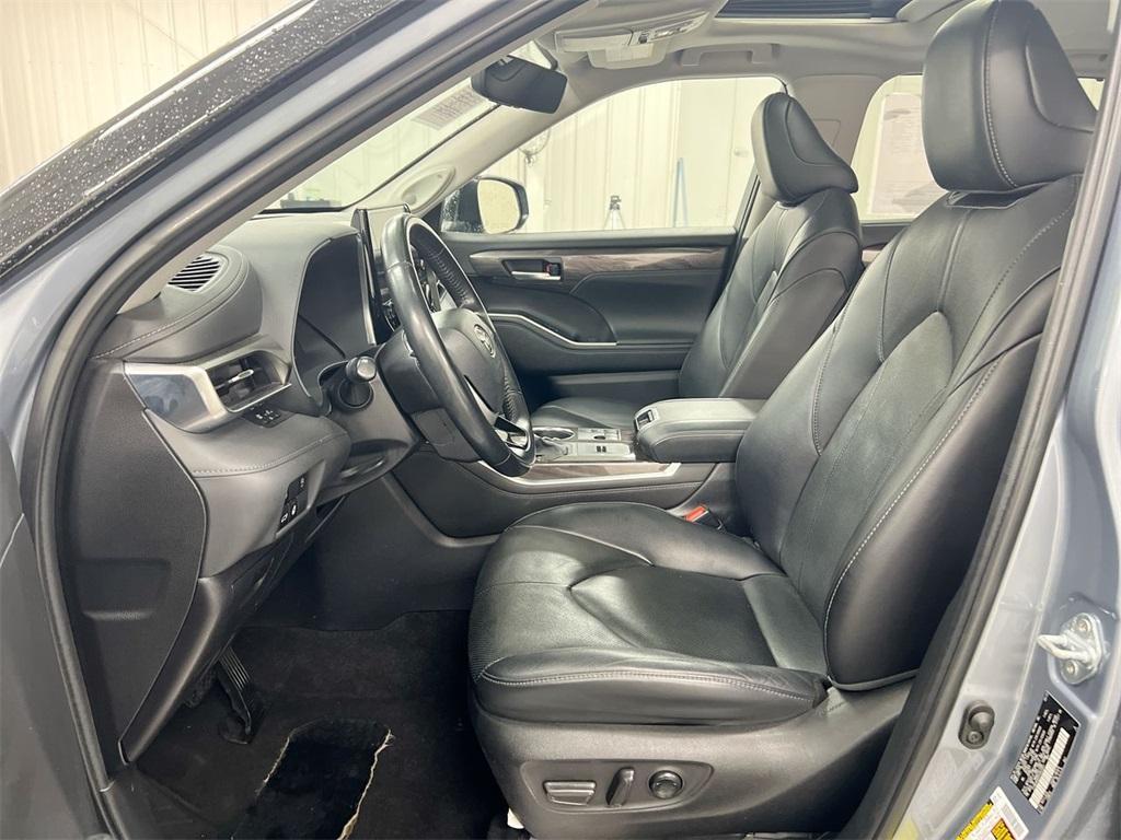 used 2023 Toyota Highlander car, priced at $34,987