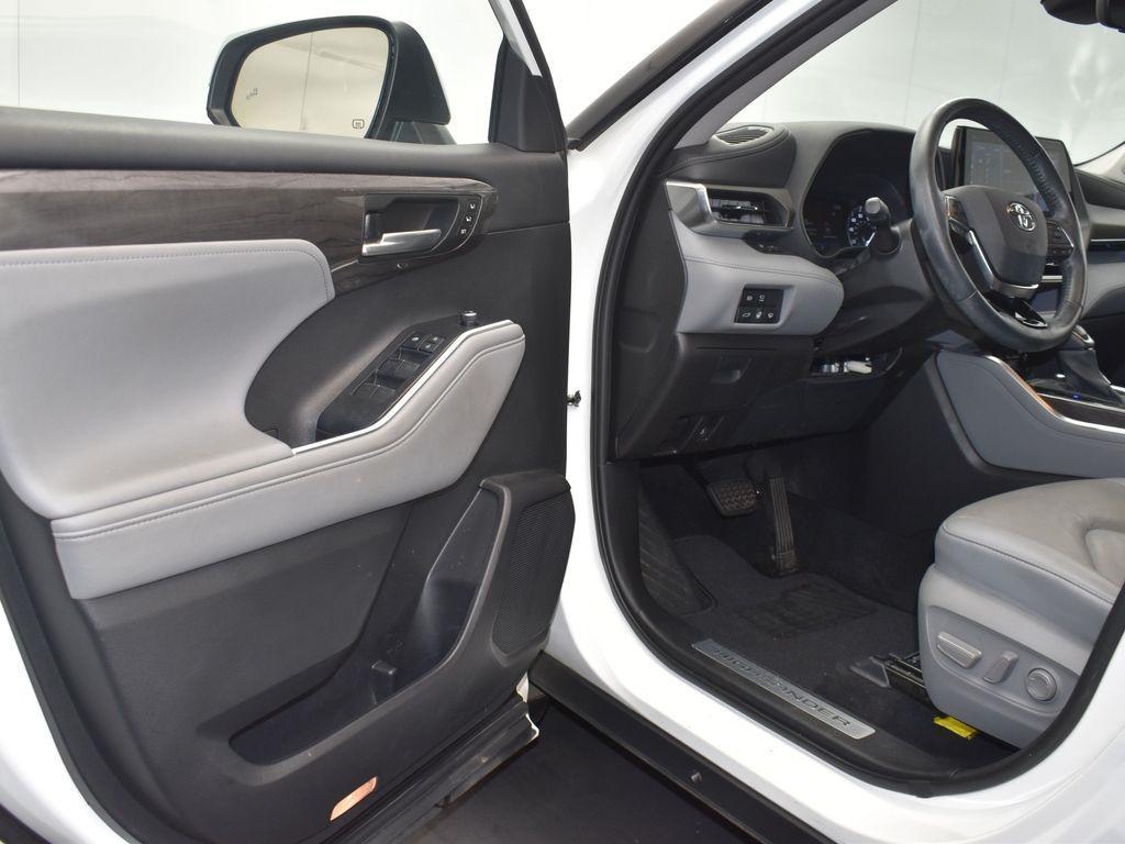 used 2021 Toyota Highlander car, priced at $27,800