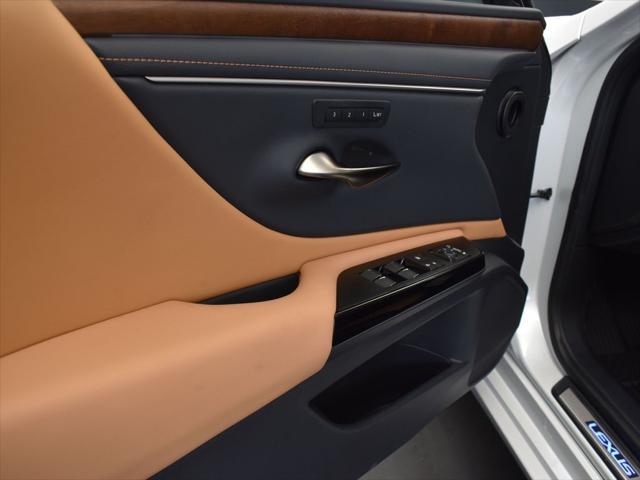 new 2025 Lexus ES 300h car, priced at $51,225