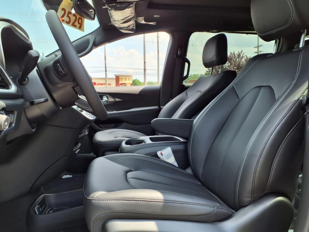 new 2025 Chrysler Pacifica car, priced at $47,179