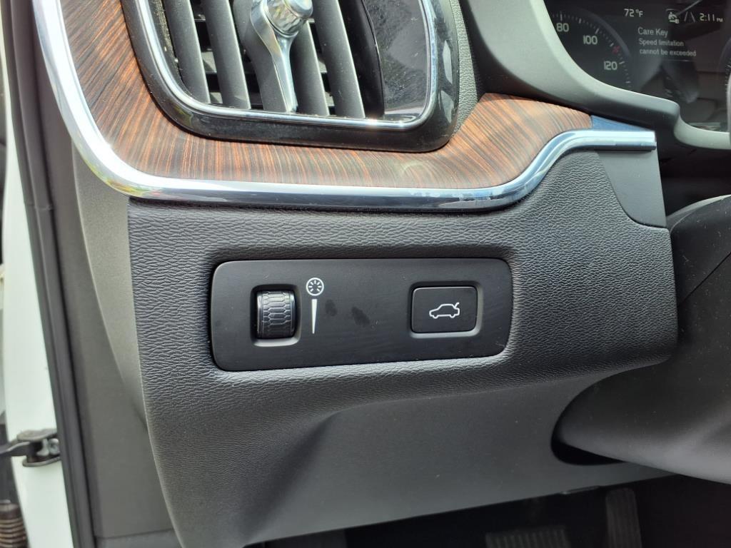 used 2021 Volvo XC60 car, priced at $25,490