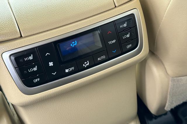 used 2019 Toyota Highlander Hybrid car, priced at $32,800