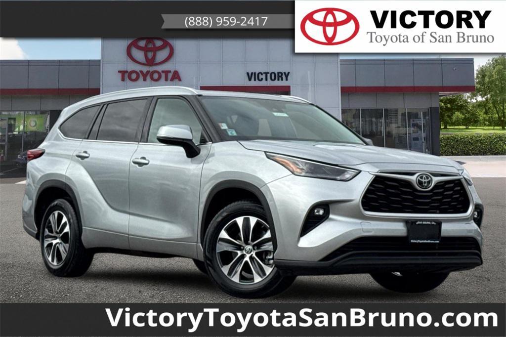 used 2022 Toyota Highlander car, priced at $32,600