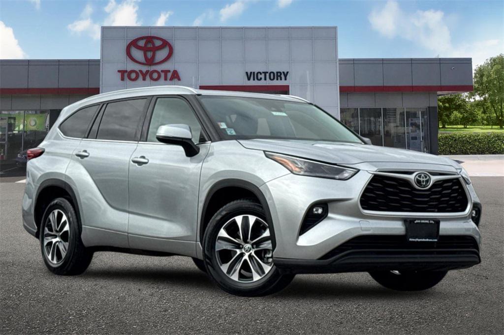 used 2022 Toyota Highlander car, priced at $32,600