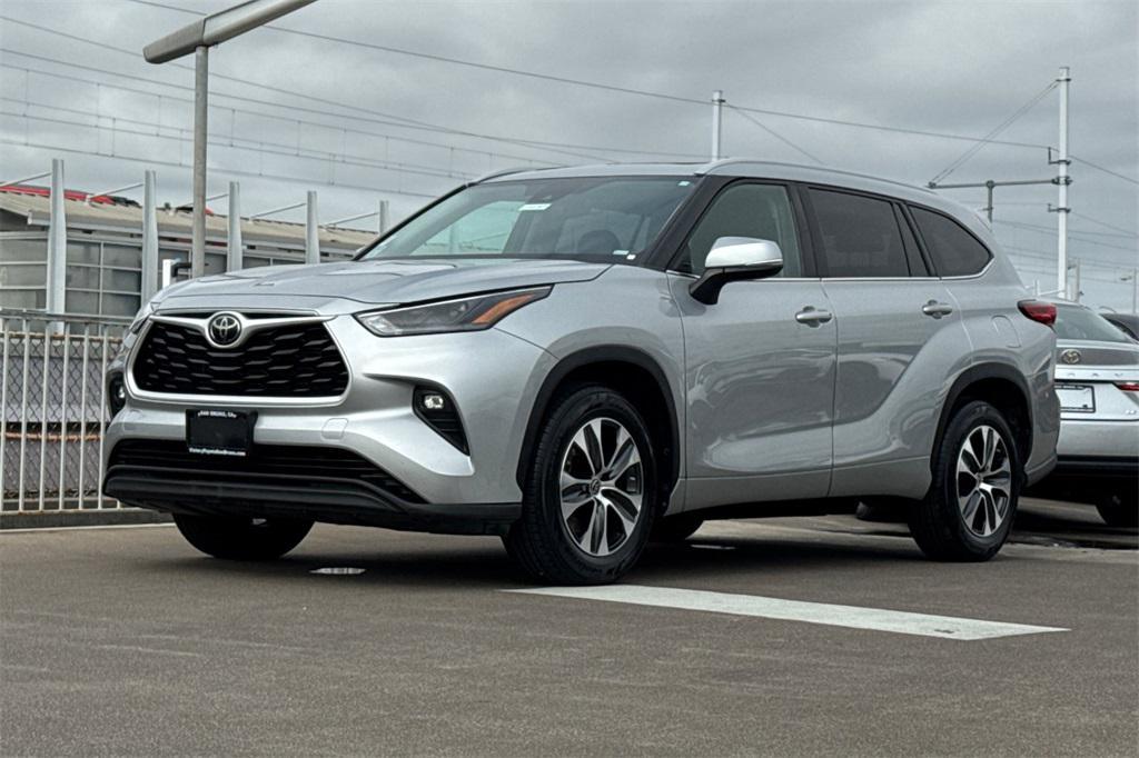 used 2022 Toyota Highlander car, priced at $32,600