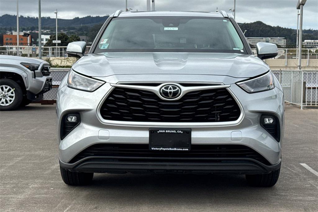 used 2022 Toyota Highlander car, priced at $32,600