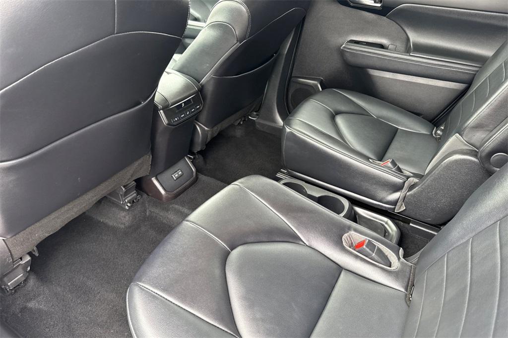 used 2022 Toyota Highlander car, priced at $32,600