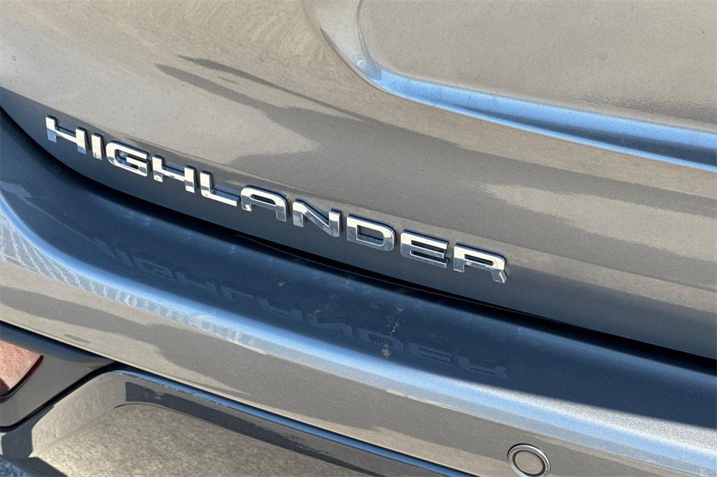 new 2025 Toyota Highlander Hybrid car, priced at $54,823