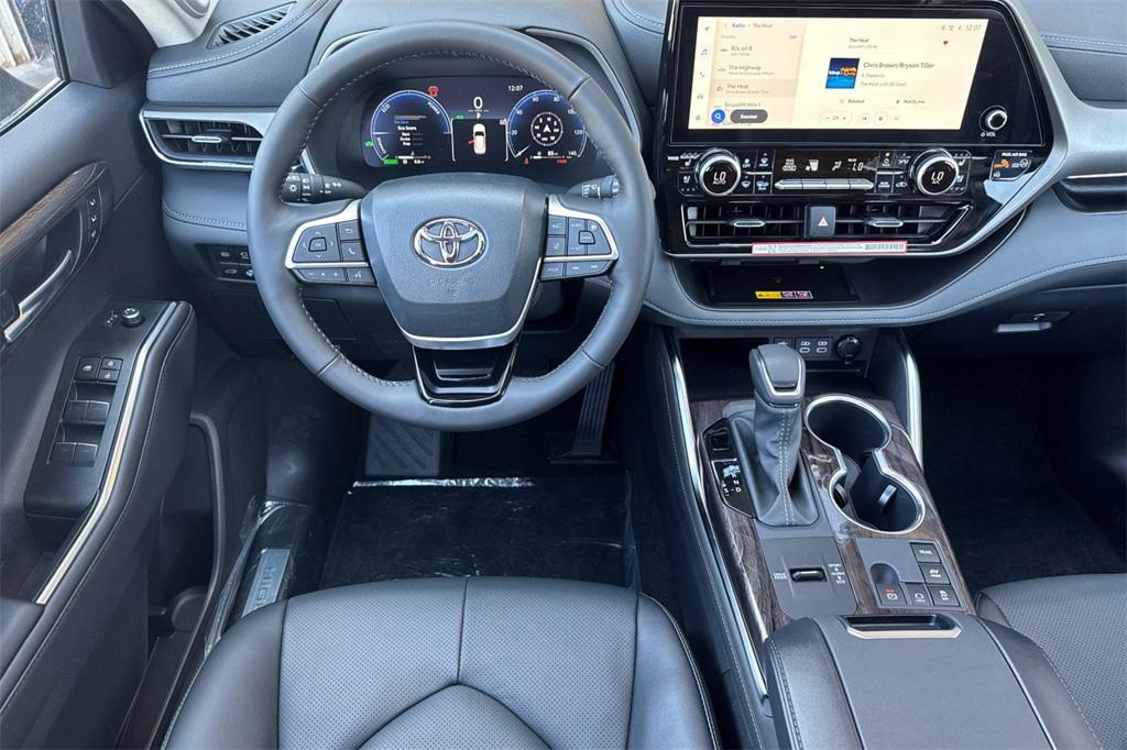 new 2025 Toyota Highlander Hybrid car, priced at $54,823