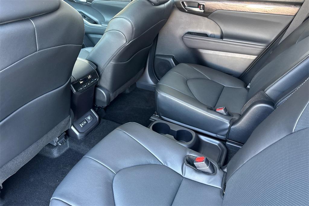 new 2025 Toyota Highlander Hybrid car, priced at $54,823