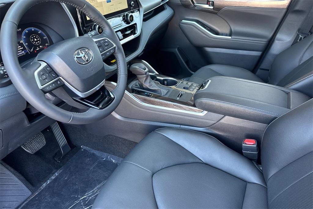 new 2025 Toyota Highlander Hybrid car, priced at $54,823